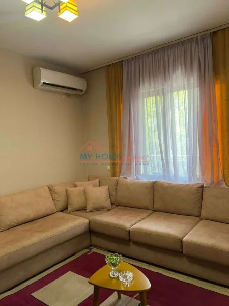 Tirane, jepet me qera apartament 2+1+Ballkon Kati 5, 120 m² 700 € (Blloku)