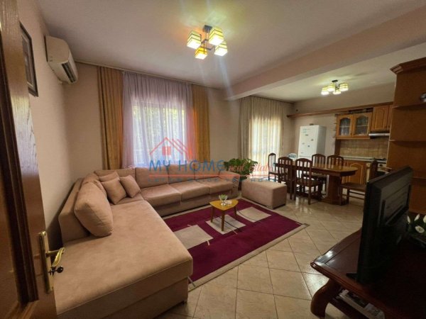 Tirane, jepet me qera apartament 2+1+Ballkon Kati 5, 120 m² 700 € (Blloku)