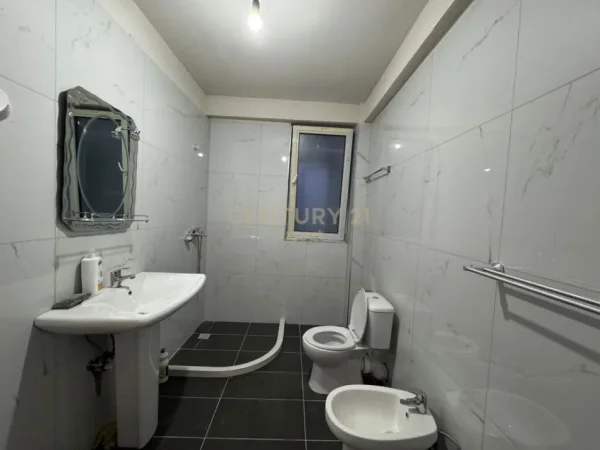 Tirane, jepet me qera apartament 2+1 Kati 4, 85 m² 400 € (Shkozë, Kompleksi Tom Doshi)