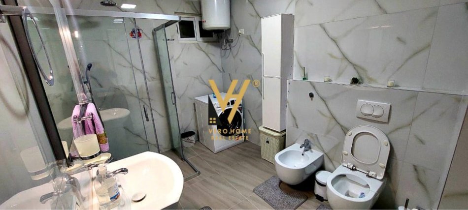Tirane, jepet me qera apartament 2+1+Ballkon , 86 m² 650 € (SELITE)