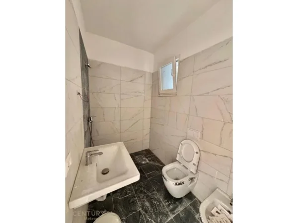 Tirane, jepet me qera zyre Kati 4, 99 m² 450 € (prane kompleksit Fiori di Bosco)