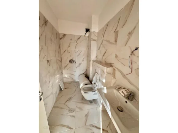 Tirane, jepet me qera zyre Kati 4, 99 m² 450 € (prane kompleksit Fiori di Bosco)