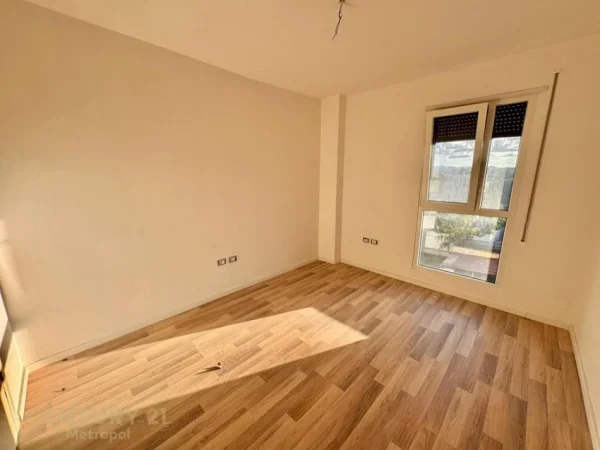Tirane, jepet me qera zyre Kati 4, 99 m² 450 € (prane kompleksit Fiori di Bosco)