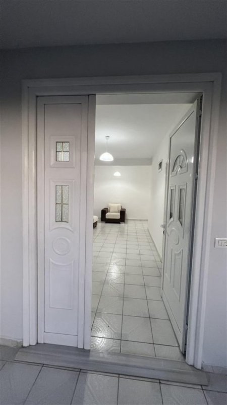 Tirane, jepet me qera Vile 2+1+Ballkon Kati 0, 125 m² 500 € (ne Kombinat Tirane)
