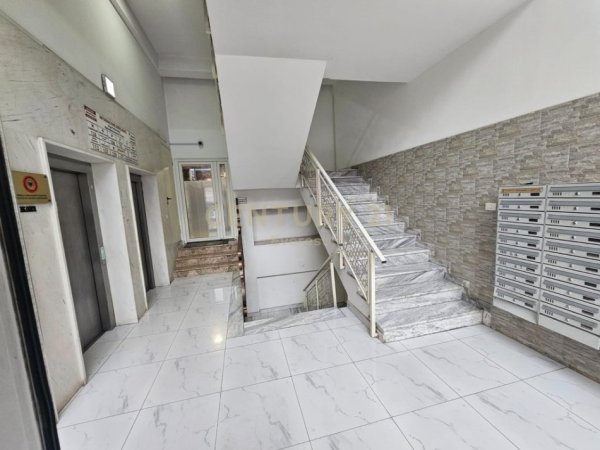 Tirane, jepet me qera zyre Kati 5, 60 m² 600 € (Zogu i Zi)