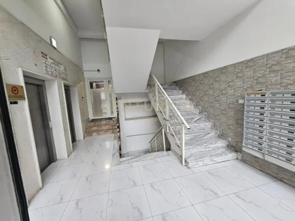 Tirane, jepet me qera zyre Kati 5, 60 m² 600 € (Zogu i Zi)