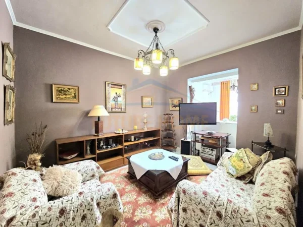 Tirane, jepet me qera apartament 2+1 Kati 2, 80 m² 700 € (prane ambasades AMERKIANE)