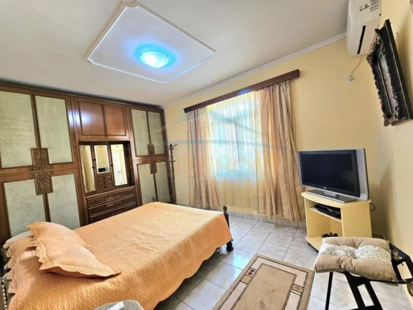 Tirane, jepet me qera apartament 2+1 Kati 2, 80 m² 700 € (prane ambasades AMERKIANE)