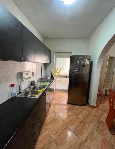 Tirane, jepet me qera apartament 3+1+Ballkon Kati 2, 140 m² 700 € (MATERNITETI I VJETER)