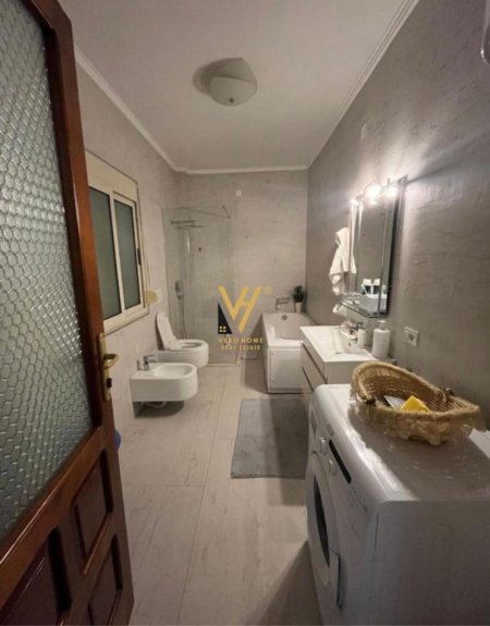 Tirane, jepet me qera apartament 3+1+Ballkon Kati 2, 140 m² 700 € (MATERNITETI I VJETER)