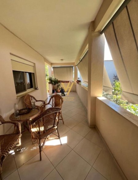 Tirane, jepet me qera apartament 3+1+Ballkon Kati 2, 140 m² 700 € (MATERNITETI I VJETER)