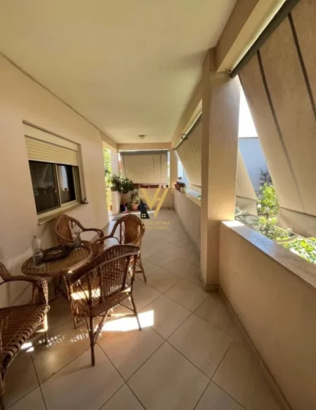 Tirane, jepet me qera apartament 3+1+Ballkon Kati 2, 140 m² 700 € (MATERNITETI I VJETER)