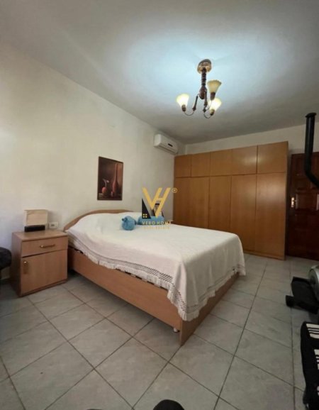 Tirane, jepet me qera apartament 3+1+Ballkon Kati 2, 140 m² 700 € (MATERNITETI I VJETER)