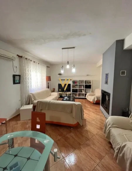 Tirane, jepet me qera apartament 3+1+Ballkon Kati 2, 140 m² 700 € (MATERNITETI I VJETER)