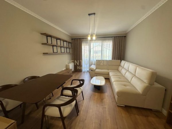 Tirane, jepet me qera apartament 2+1+Aneks+Ballkon Kati 4, 105 m² 900 € (Pazari i Ri)