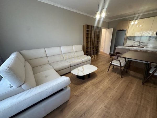 Tirane, jepet me qera apartament 2+1+Aneks+Ballkon Kati 4, 105 m² 900 € (Pazari i Ri)