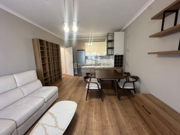 Tirane, jepet me qera apartament 2+1+Aneks+Ballkon Kati 4, 105 m² 900 € (Pazari i Ri)