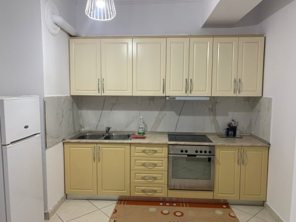 Tirane, jepet me qera apartament 2+1 Kati 5, 116 m² 600 € (Prane Bar Oslo ne Astir.)