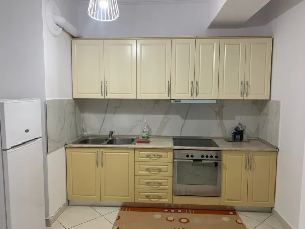 Tirane, jepet me qera apartament 2+1 Kati 5, 116 m² 600 € (Prane Bar Oslo ne Astir.)