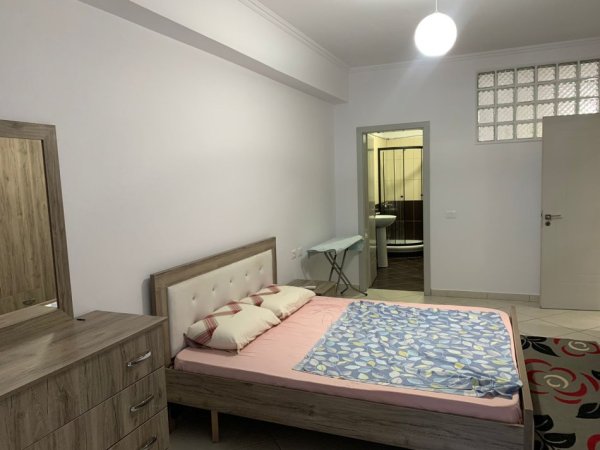 Tirane, jepet me qera apartament 2+1 Kati 5, 116 m² 600 € (Prane Bar Oslo ne Astir.)