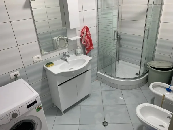 Tirane, jepet me qera apartament 2+1 Kati 5, 116 m² 600 € (Prane Bar Oslo ne Astir.)