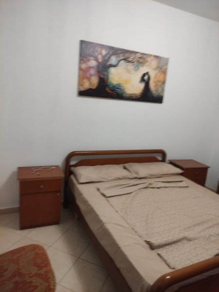 Tirane, jepet me qera Vile 2+1+Ballkon Kati 3, 650 € (Afer shkollës “Siri Kodra”)
