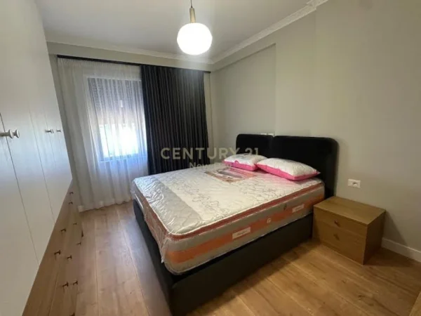 Tirane, jepet me qera apartament 2+1+Aneks+Ballkon Kati 4, 105 m² 900 € (Pazari i ri)