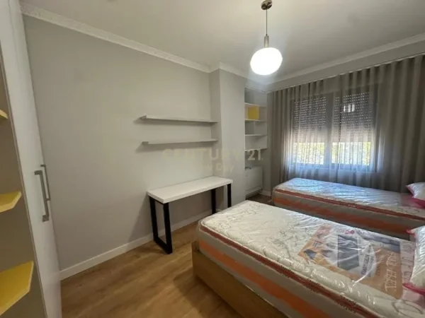 Tirane, jepet me qera apartament 2+1+Aneks+Ballkon Kati 4, 105 m² 900 € (Pazari i ri)