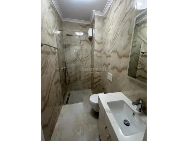Tirane, jepet me qera apartament 2+1+Aneks+Ballkon Kati 4, 105 m² 900 € (Pazari i ri)