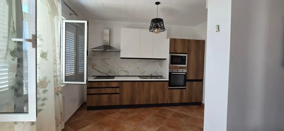 Tirane, jepet me qera Vile Kati 1, 150 m² 800 € (qytet studenti)