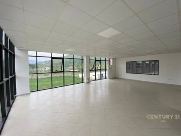 Tirane, shitet magazine Kati 0, 4.810 m² 2.500.000 € (Mullet)