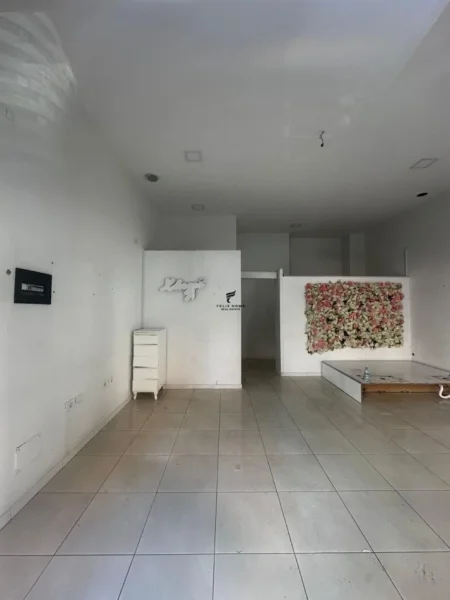 Tirane, jepet me qera dyqan Kati 0, 33 m² 700 € (KOMPLEKSI DELIJORGJI)
