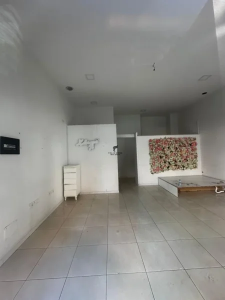 Tirane, jepet me qera dyqan Kati 0, 33 m² 700 € (KOMPLEKSI DELIJORGJI)