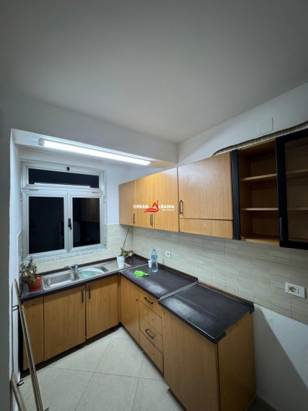Tirane, jepet me qera zyre , 80 m² 600 € (Ne Zonen e Pazarit te Ri, prane “Lincoln Center”)