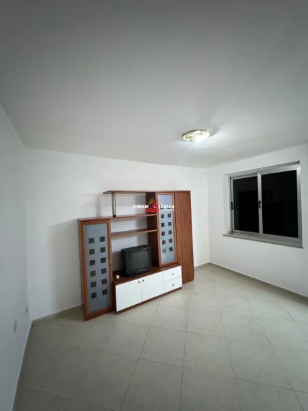 Tirane, jepet me qera zyre , 80 m² 600 € (Ne Zonen e Pazarit te Ri, prane “Lincoln Center”)