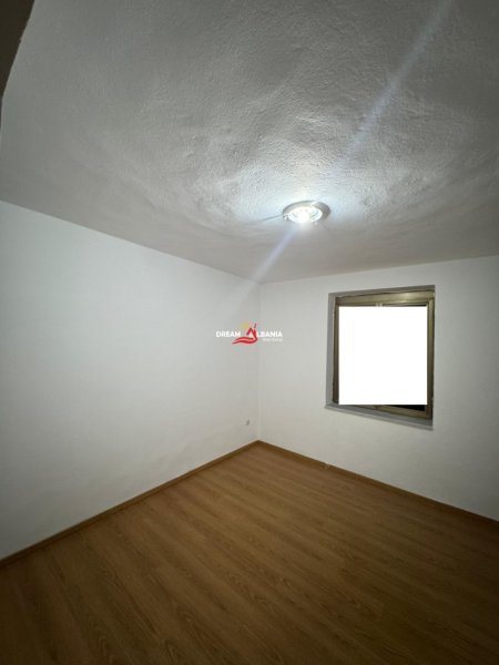 Tirane, jepet me qera zyre , 80 m² 600 € (Ne Zonen e Pazarit te Ri, prane “Lincoln Center”)
