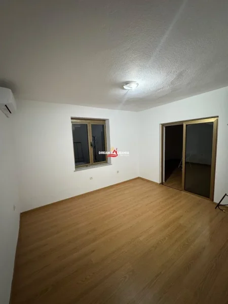 Tirane, jepet me qera zyre , 80 m² 600 € (Ne Zonen e Pazarit te Ri, prane “Lincoln Center”)