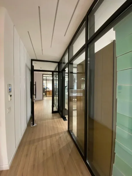 Tirane, jepet me qera zyre Kati 1, 317 m² 4.600 € (RRUGA E BARIKADAVE)