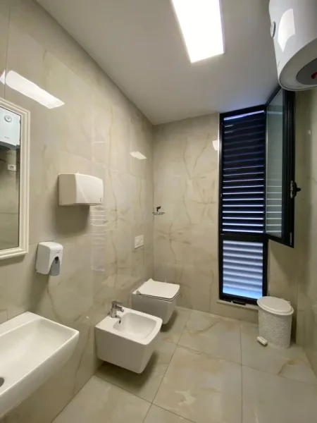 Tirane, jepet me qera zyre Kati 1, 317 m² 4.600 € (RRUGA E BARIKADAVE)