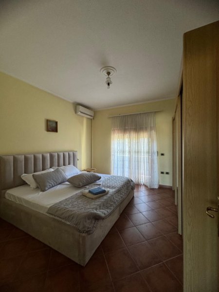 Tirane, Jepen me qira 2 dhoma ne katin e dyte te nje vile private, 250 € (Selite e Vogel)