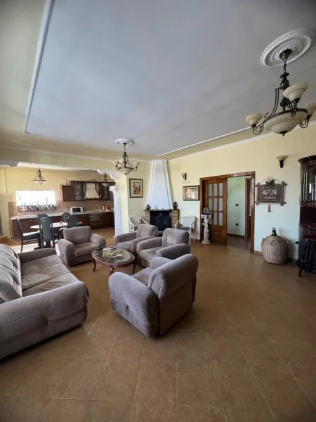 Tirane, Jepen me qira 2 dhoma ne katin e dyte te nje vile private, 250 € (Selite e Vogel)