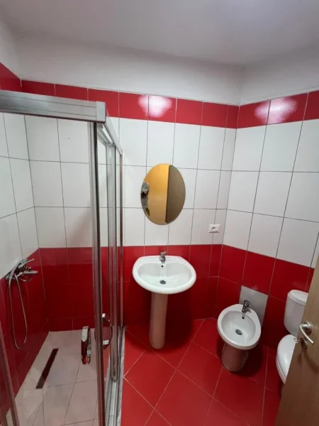Tirane, jap me qera apartament 2+1+Ballkon Kati 4, 118 m² 450 € (Rruga Thoma Koxhaj)