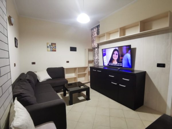 Tirane, jepet me qera apartament 1+1 Kati 2, 30 m² 450 € (stacioni trenit)