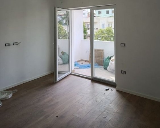 Tirane, shitet apartament 1+1 Kati 3, 45 m² 104.000 € (pallati me shigjeta)