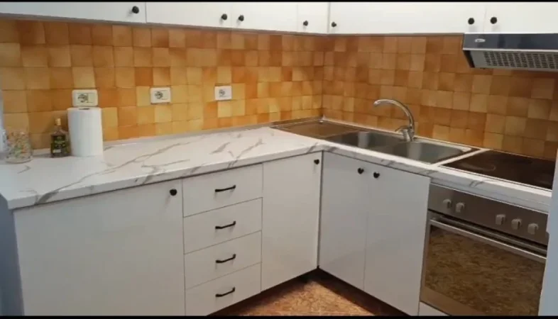 Tirane, jepet me qera apartament 2+1 Kati 3, 80 m² 500 € (KINOSTUDIO)