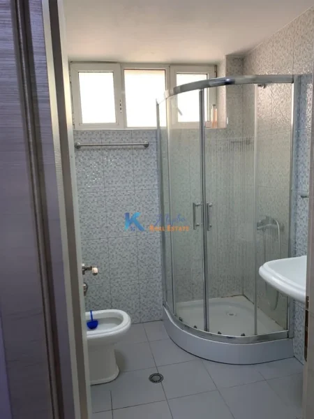 Tirane, jap me qera apartament 1+1+Ballkon Kati 5, 55 m² 600 € (Myslym Shyr, afer Vodafone)
