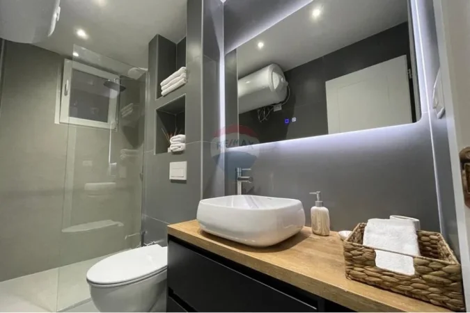 Tirane, jepet me qera apartament 1+1 , 55 m² 750 € (Qender, Rruga Bardhok Biba)
