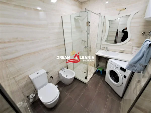 Tirane, jepet me qera apartament 2+1 , 99 m² 600 € (ne rrugen Dritan Hoxha tek kullat Hawai)