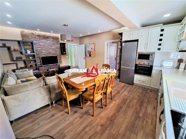 Tirane, jepet me qera apartament 2+1 , 99 m² 600 € (ne rrugen Dritan Hoxha tek kullat Hawai)