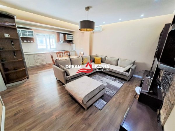 Tirane, jepet me qera apartament 2+1 , 99 m² 600 € (ne rrugen Dritan Hoxha tek kullat Hawai)